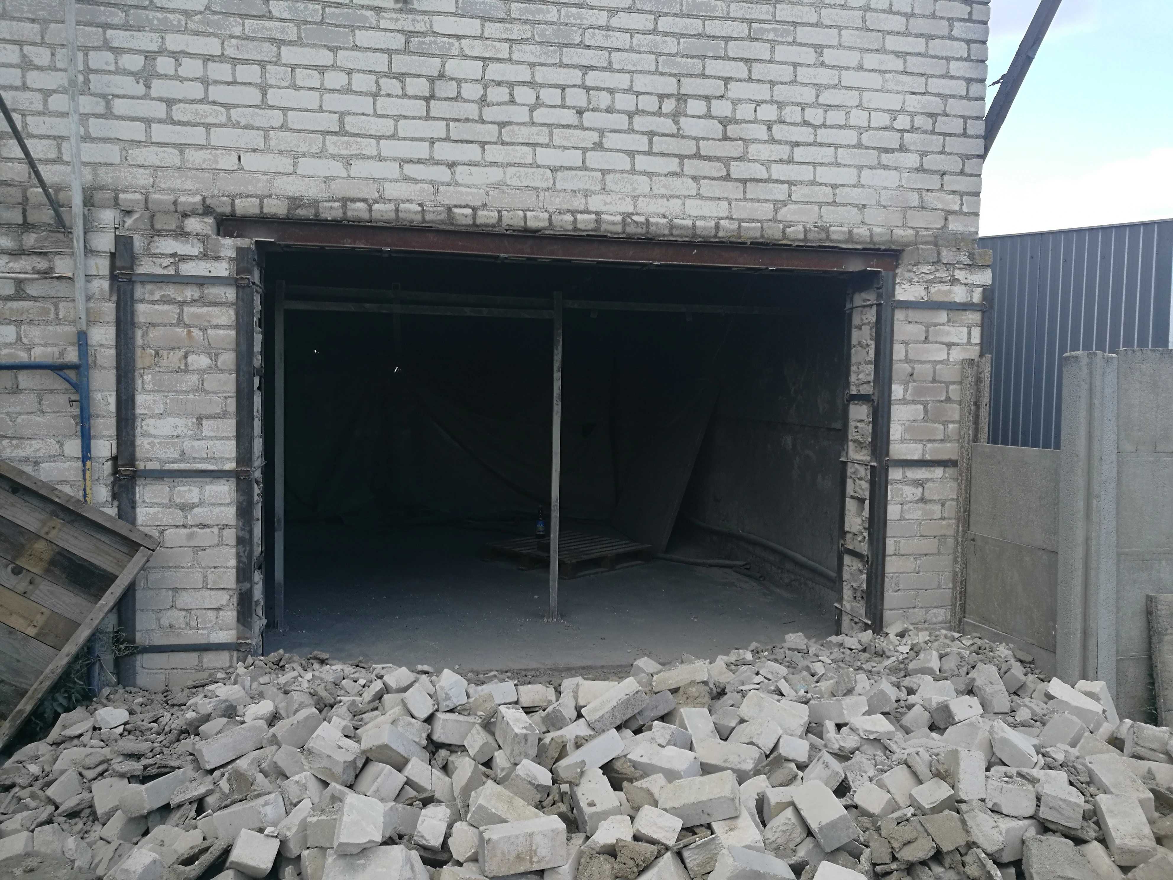 Алмазная резка, расширение и вырезка проёмов в  стенах из кирпича и блоков
