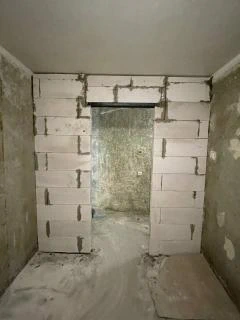 Установка перегородок из кирпича, блоков и гипсокартона